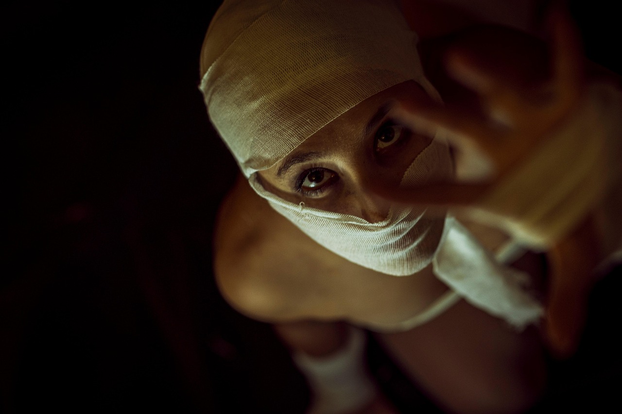 Como fazer maquiagem de zumbi realista para Halloween